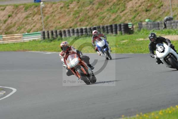 Mallory park Leicestershire;Mallory park photographs;Motorcycle action photographs;event digital images;eventdigitalimages;mallory park;no limits trackday;peter wileman photography;trackday;trackday digital images;trackday photos