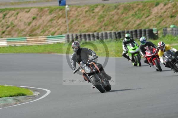 Mallory park Leicestershire;Mallory park photographs;Motorcycle action photographs;event digital images;eventdigitalimages;mallory park;no limits trackday;peter wileman photography;trackday;trackday digital images;trackday photos