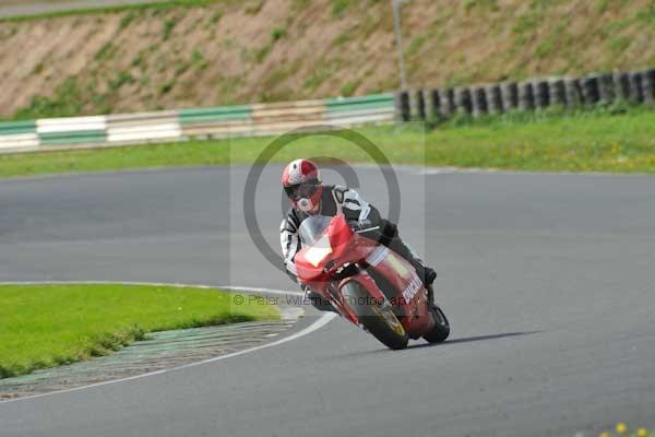 Mallory park Leicestershire;Mallory park photographs;Motorcycle action photographs;event digital images;eventdigitalimages;mallory park;no limits trackday;peter wileman photography;trackday;trackday digital images;trackday photos