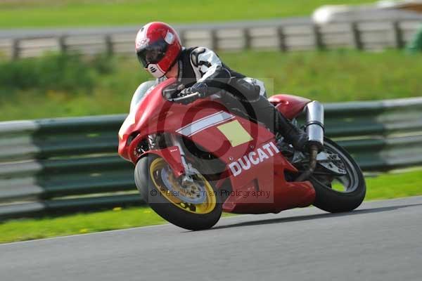 Mallory park Leicestershire;Mallory park photographs;Motorcycle action photographs;event digital images;eventdigitalimages;mallory park;no limits trackday;peter wileman photography;trackday;trackday digital images;trackday photos