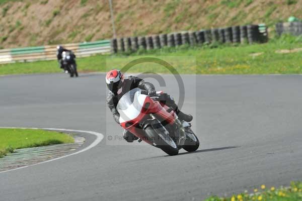 Mallory park Leicestershire;Mallory park photographs;Motorcycle action photographs;event digital images;eventdigitalimages;mallory park;no limits trackday;peter wileman photography;trackday;trackday digital images;trackday photos