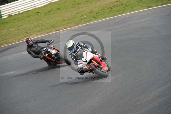 Mallory park Leicestershire;Mallory park photographs;Motorcycle action photographs;event digital images;eventdigitalimages;mallory park;no limits trackday;peter wileman photography;trackday;trackday digital images;trackday photos