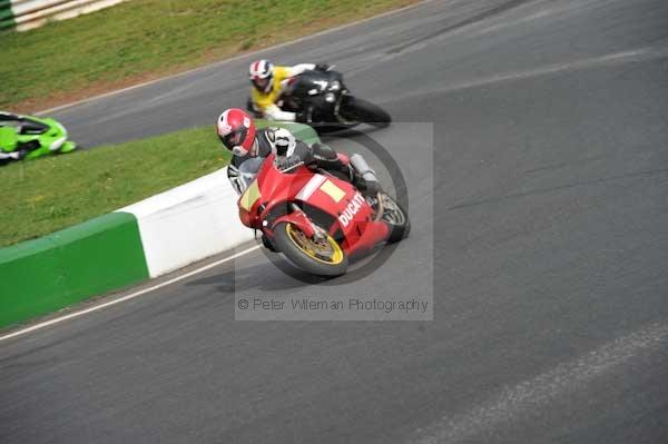 Mallory park Leicestershire;Mallory park photographs;Motorcycle action photographs;event digital images;eventdigitalimages;mallory park;no limits trackday;peter wileman photography;trackday;trackday digital images;trackday photos