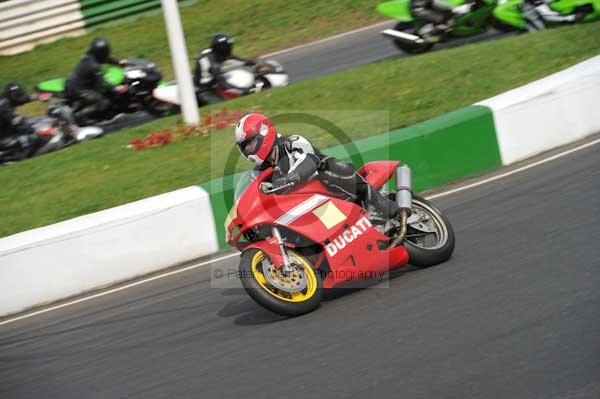 Mallory park Leicestershire;Mallory park photographs;Motorcycle action photographs;event digital images;eventdigitalimages;mallory park;no limits trackday;peter wileman photography;trackday;trackday digital images;trackday photos