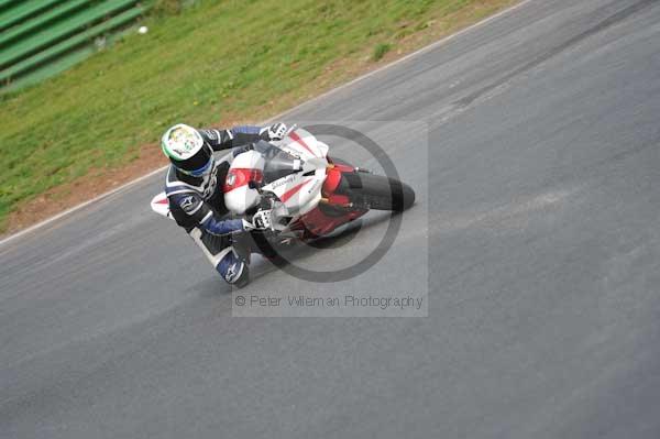 Mallory park Leicestershire;Mallory park photographs;Motorcycle action photographs;event digital images;eventdigitalimages;mallory park;no limits trackday;peter wileman photography;trackday;trackday digital images;trackday photos