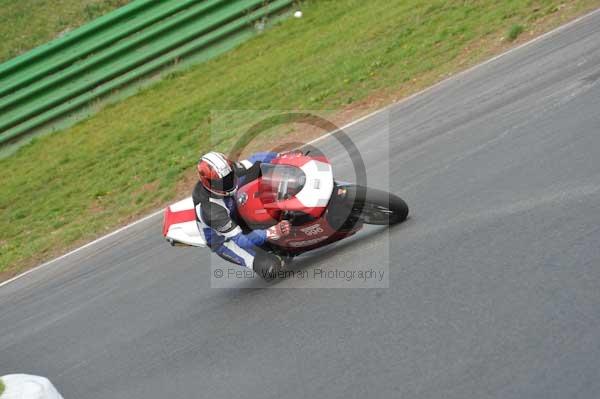 Mallory park Leicestershire;Mallory park photographs;Motorcycle action photographs;event digital images;eventdigitalimages;mallory park;no limits trackday;peter wileman photography;trackday;trackday digital images;trackday photos