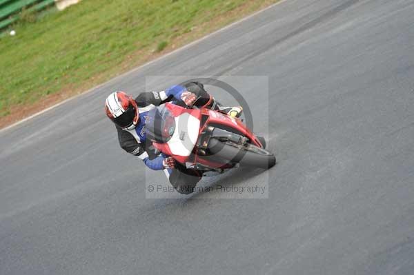 Mallory park Leicestershire;Mallory park photographs;Motorcycle action photographs;event digital images;eventdigitalimages;mallory park;no limits trackday;peter wileman photography;trackday;trackday digital images;trackday photos