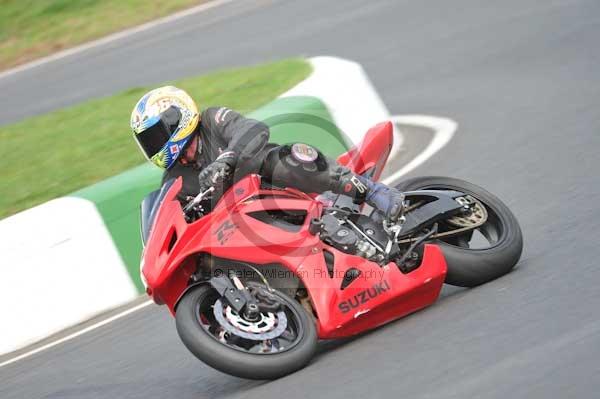 Mallory park Leicestershire;Mallory park photographs;Motorcycle action photographs;event digital images;eventdigitalimages;mallory park;no limits trackday;peter wileman photography;trackday;trackday digital images;trackday photos