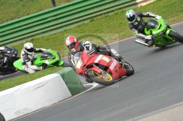 Mallory park Leicestershire;Mallory park photographs;Motorcycle action photographs;event digital images;eventdigitalimages;mallory park;no limits trackday;peter wileman photography;trackday;trackday digital images;trackday photos