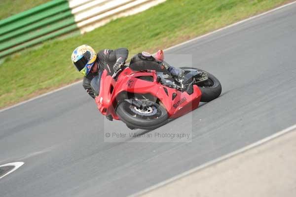 Mallory park Leicestershire;Mallory park photographs;Motorcycle action photographs;event digital images;eventdigitalimages;mallory park;no limits trackday;peter wileman photography;trackday;trackday digital images;trackday photos