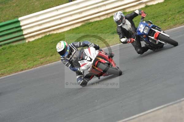 Mallory park Leicestershire;Mallory park photographs;Motorcycle action photographs;event digital images;eventdigitalimages;mallory park;no limits trackday;peter wileman photography;trackday;trackday digital images;trackday photos