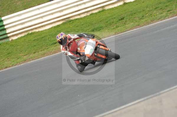 Mallory park Leicestershire;Mallory park photographs;Motorcycle action photographs;event digital images;eventdigitalimages;mallory park;no limits trackday;peter wileman photography;trackday;trackday digital images;trackday photos