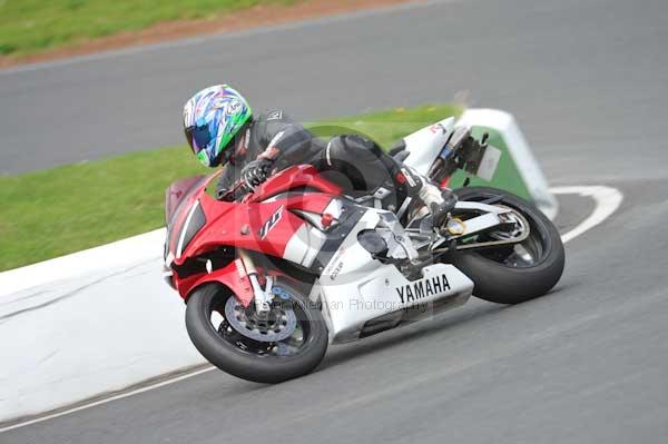 Mallory park Leicestershire;Mallory park photographs;Motorcycle action photographs;event digital images;eventdigitalimages;mallory park;no limits trackday;peter wileman photography;trackday;trackday digital images;trackday photos