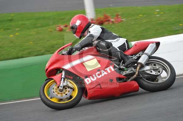 Mallory park Leicestershire;Mallory park photographs;Motorcycle action photographs;event digital images;eventdigitalimages;mallory park;no limits trackday;peter wileman photography;trackday;trackday digital images;trackday photos