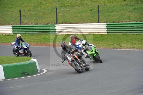 Mallory park Leicestershire;Mallory park photographs;Motorcycle action photographs;event digital images;eventdigitalimages;mallory park;no limits trackday;peter wileman photography;trackday;trackday digital images;trackday photos