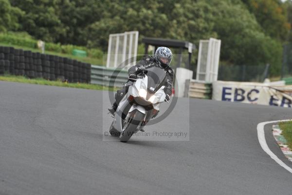 Mallory park Leicestershire;Mallory park photographs;Motorcycle action photographs;event digital images;eventdigitalimages;mallory park;no limits trackday;peter wileman photography;trackday;trackday digital images;trackday photos