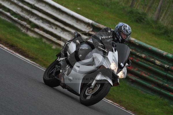 Mallory park Leicestershire;Mallory park photographs;Motorcycle action photographs;event digital images;eventdigitalimages;mallory park;no limits trackday;peter wileman photography;trackday;trackday digital images;trackday photos