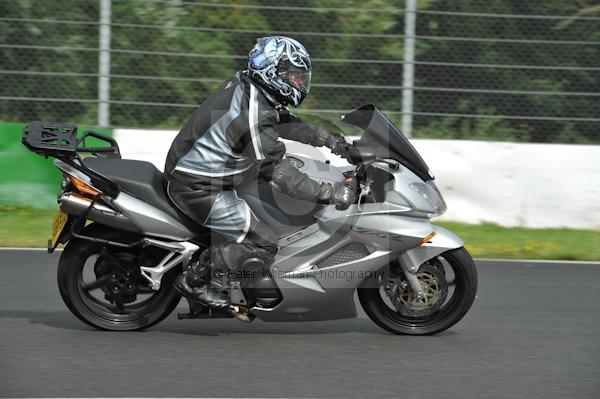 Mallory park Leicestershire;Mallory park photographs;Motorcycle action photographs;event digital images;eventdigitalimages;mallory park;no limits trackday;peter wileman photography;trackday;trackday digital images;trackday photos