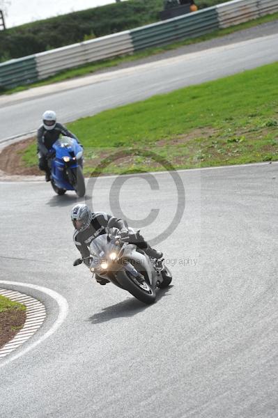 Mallory park Leicestershire;Mallory park photographs;Motorcycle action photographs;event digital images;eventdigitalimages;mallory park;no limits trackday;peter wileman photography;trackday;trackday digital images;trackday photos