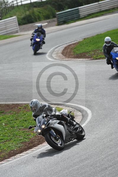 Mallory park Leicestershire;Mallory park photographs;Motorcycle action photographs;event digital images;eventdigitalimages;mallory park;no limits trackday;peter wileman photography;trackday;trackday digital images;trackday photos