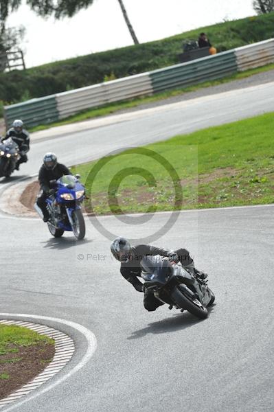 Mallory park Leicestershire;Mallory park photographs;Motorcycle action photographs;event digital images;eventdigitalimages;mallory park;no limits trackday;peter wileman photography;trackday;trackday digital images;trackday photos