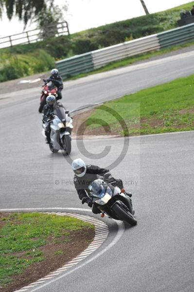 Mallory park Leicestershire;Mallory park photographs;Motorcycle action photographs;event digital images;eventdigitalimages;mallory park;no limits trackday;peter wileman photography;trackday;trackday digital images;trackday photos