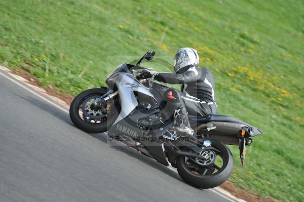 Mallory park Leicestershire;Mallory park photographs;Motorcycle action photographs;event digital images;eventdigitalimages;mallory park;no limits trackday;peter wileman photography;trackday;trackday digital images;trackday photos