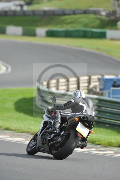 Mallory park Leicestershire;Mallory park photographs;Motorcycle action photographs;event digital images;eventdigitalimages;mallory park;no limits trackday;peter wileman photography;trackday;trackday digital images;trackday photos