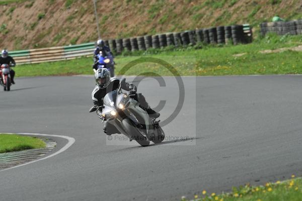 Mallory park Leicestershire;Mallory park photographs;Motorcycle action photographs;event digital images;eventdigitalimages;mallory park;no limits trackday;peter wileman photography;trackday;trackday digital images;trackday photos