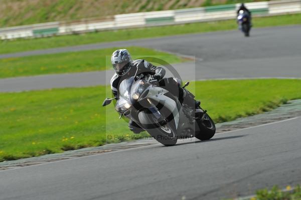 Mallory park Leicestershire;Mallory park photographs;Motorcycle action photographs;event digital images;eventdigitalimages;mallory park;no limits trackday;peter wileman photography;trackday;trackday digital images;trackday photos