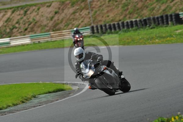 Mallory park Leicestershire;Mallory park photographs;Motorcycle action photographs;event digital images;eventdigitalimages;mallory park;no limits trackday;peter wileman photography;trackday;trackday digital images;trackday photos