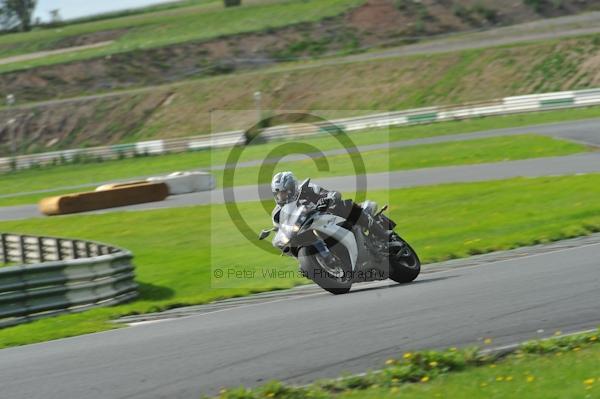 Mallory park Leicestershire;Mallory park photographs;Motorcycle action photographs;event digital images;eventdigitalimages;mallory park;no limits trackday;peter wileman photography;trackday;trackday digital images;trackday photos