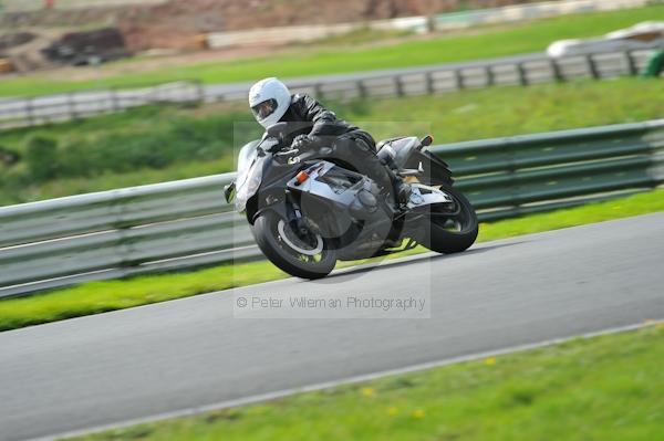 Mallory park Leicestershire;Mallory park photographs;Motorcycle action photographs;event digital images;eventdigitalimages;mallory park;no limits trackday;peter wileman photography;trackday;trackday digital images;trackday photos