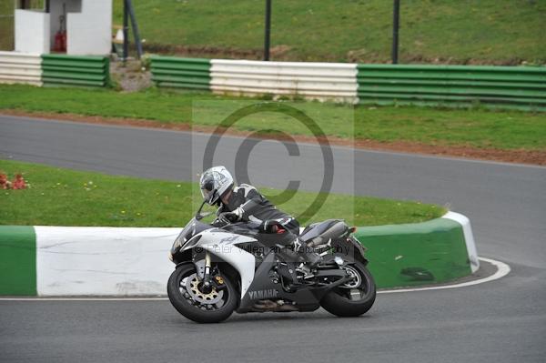 Mallory park Leicestershire;Mallory park photographs;Motorcycle action photographs;event digital images;eventdigitalimages;mallory park;no limits trackday;peter wileman photography;trackday;trackday digital images;trackday photos