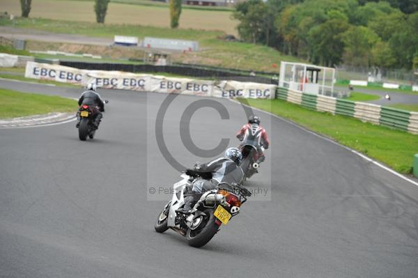 Mallory park Leicestershire;Mallory park photographs;Motorcycle action photographs;event digital images;eventdigitalimages;mallory park;no limits trackday;peter wileman photography;trackday;trackday digital images;trackday photos