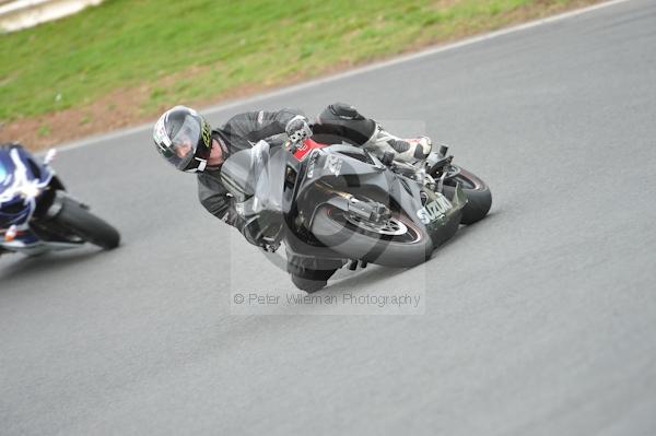 Mallory park Leicestershire;Mallory park photographs;Motorcycle action photographs;event digital images;eventdigitalimages;mallory park;no limits trackday;peter wileman photography;trackday;trackday digital images;trackday photos