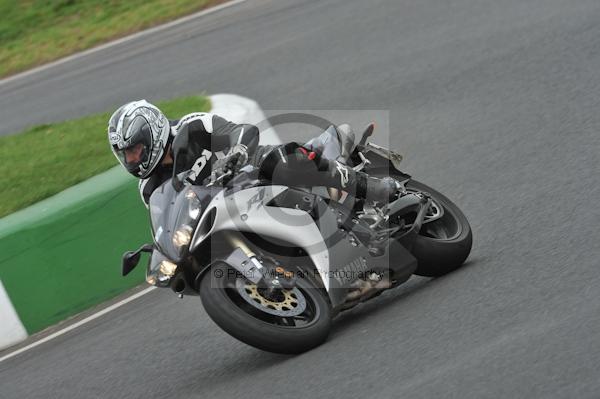 Mallory park Leicestershire;Mallory park photographs;Motorcycle action photographs;event digital images;eventdigitalimages;mallory park;no limits trackday;peter wileman photography;trackday;trackday digital images;trackday photos