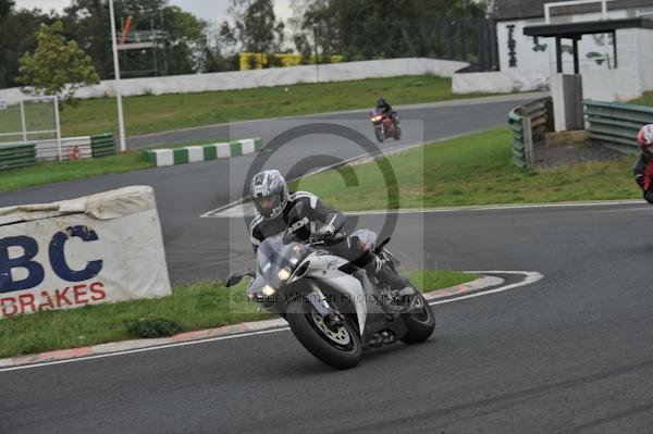 Mallory park Leicestershire;Mallory park photographs;Motorcycle action photographs;event digital images;eventdigitalimages;mallory park;no limits trackday;peter wileman photography;trackday;trackday digital images;trackday photos