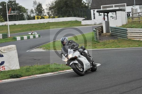 Mallory park Leicestershire;Mallory park photographs;Motorcycle action photographs;event digital images;eventdigitalimages;mallory park;no limits trackday;peter wileman photography;trackday;trackday digital images;trackday photos