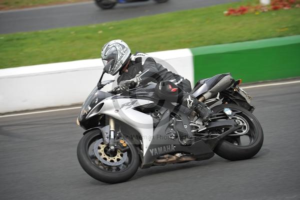 Mallory park Leicestershire;Mallory park photographs;Motorcycle action photographs;event digital images;eventdigitalimages;mallory park;no limits trackday;peter wileman photography;trackday;trackday digital images;trackday photos