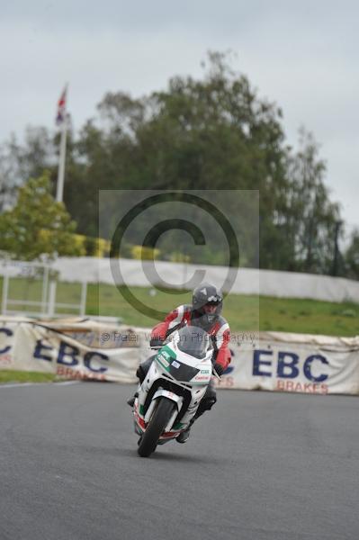 Mallory park Leicestershire;Mallory park photographs;Motorcycle action photographs;event digital images;eventdigitalimages;mallory park;no limits trackday;peter wileman photography;trackday;trackday digital images;trackday photos