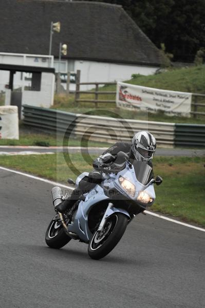 Mallory park Leicestershire;Mallory park photographs;Motorcycle action photographs;event digital images;eventdigitalimages;mallory park;no limits trackday;peter wileman photography;trackday;trackday digital images;trackday photos