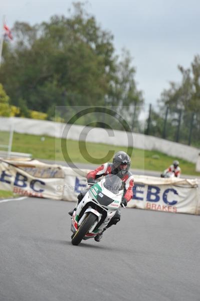 Mallory park Leicestershire;Mallory park photographs;Motorcycle action photographs;event digital images;eventdigitalimages;mallory park;no limits trackday;peter wileman photography;trackday;trackday digital images;trackday photos