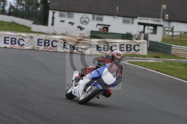 Mallory park Leicestershire;Mallory park photographs;Motorcycle action photographs;event digital images;eventdigitalimages;mallory park;no limits trackday;peter wileman photography;trackday;trackday digital images;trackday photos