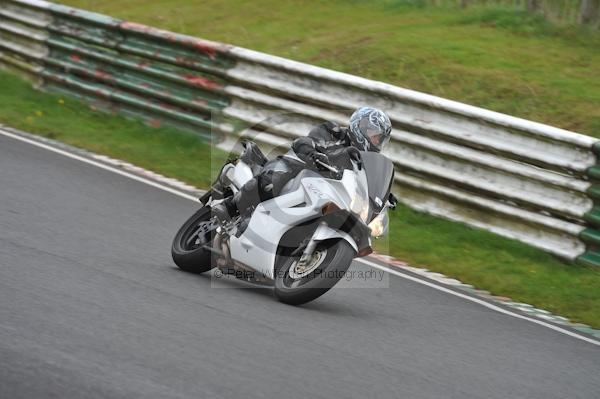 Mallory park Leicestershire;Mallory park photographs;Motorcycle action photographs;event digital images;eventdigitalimages;mallory park;no limits trackday;peter wileman photography;trackday;trackday digital images;trackday photos