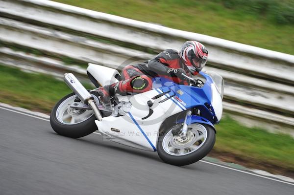 Mallory park Leicestershire;Mallory park photographs;Motorcycle action photographs;event digital images;eventdigitalimages;mallory park;no limits trackday;peter wileman photography;trackday;trackday digital images;trackday photos