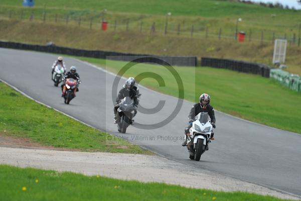 Mallory park Leicestershire;Mallory park photographs;Motorcycle action photographs;event digital images;eventdigitalimages;mallory park;no limits trackday;peter wileman photography;trackday;trackday digital images;trackday photos