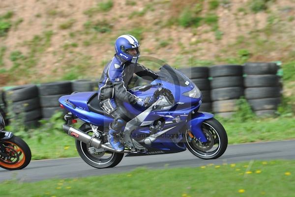 Mallory park Leicestershire;Mallory park photographs;Motorcycle action photographs;event digital images;eventdigitalimages;mallory park;no limits trackday;peter wileman photography;trackday;trackday digital images;trackday photos