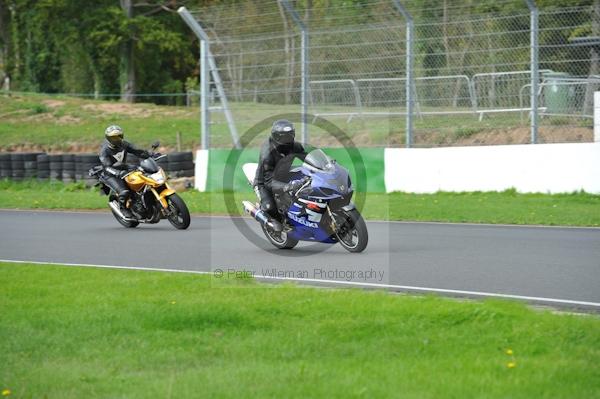 Mallory park Leicestershire;Mallory park photographs;Motorcycle action photographs;event digital images;eventdigitalimages;mallory park;no limits trackday;peter wileman photography;trackday;trackday digital images;trackday photos