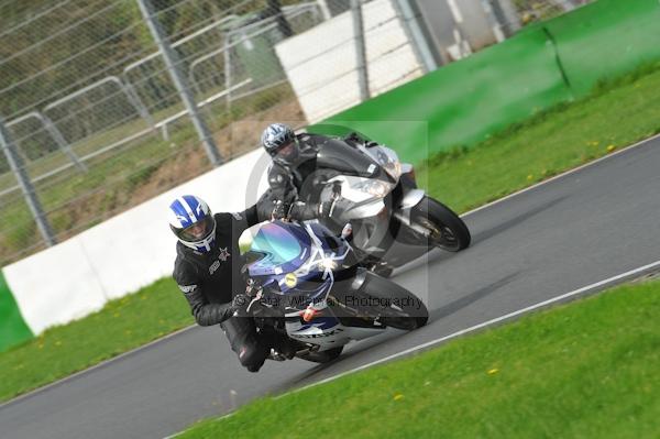 Mallory park Leicestershire;Mallory park photographs;Motorcycle action photographs;event digital images;eventdigitalimages;mallory park;no limits trackday;peter wileman photography;trackday;trackday digital images;trackday photos